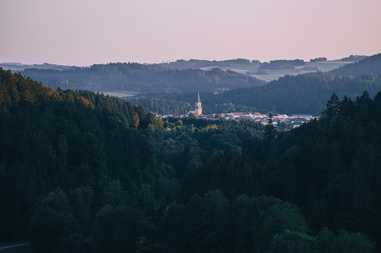 Piramidi di terra del Renon illuminate dal tramonto, un fenomeno geologico affascinante.
