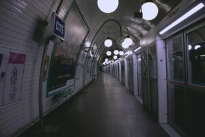 Immagine di un biglietto della metro di Parigi con scritte confuse e scadenza scaduta.