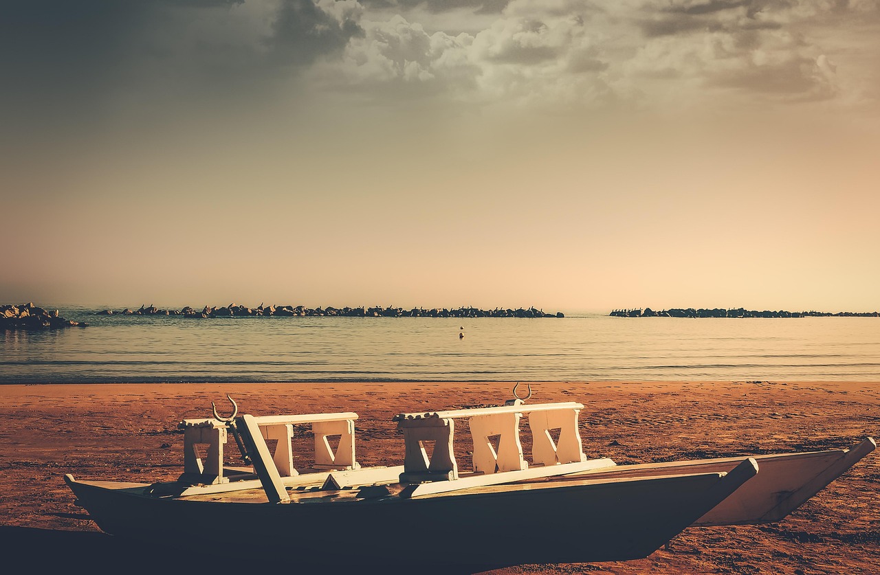 Spiaggia nascosta di Caorle, con sabbia dorata e mare cristallino, ideale per una fuga romantica.