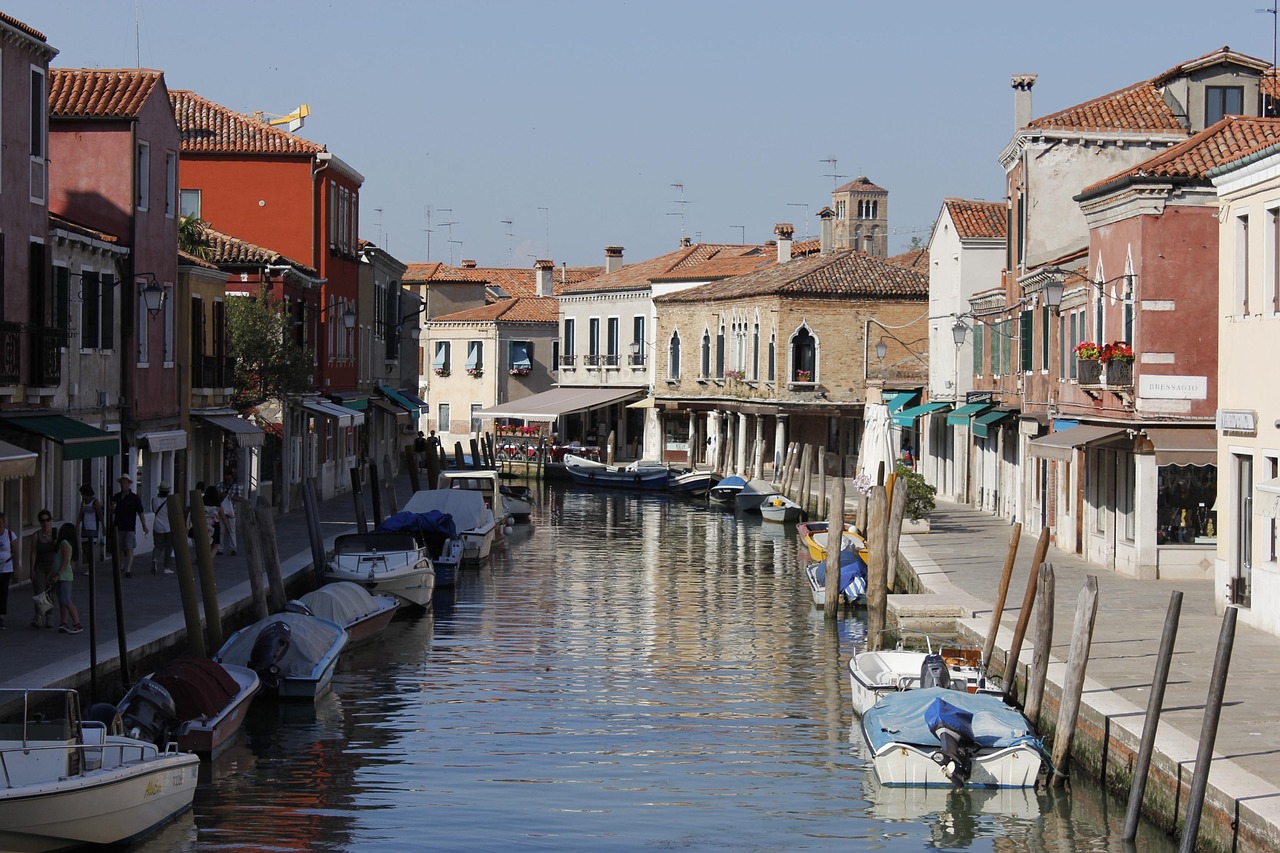 Panorama di un pittoresco paese veneto con case colorate e paesaggio da fiaba.