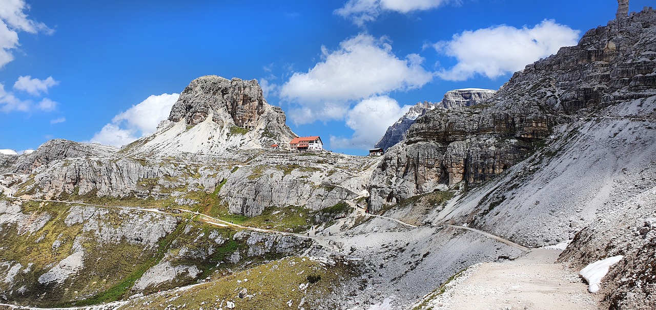 Tre Cime di Lavaredo, vista panoramica con bus navetta in primo piano per un viaggio sostenibile.