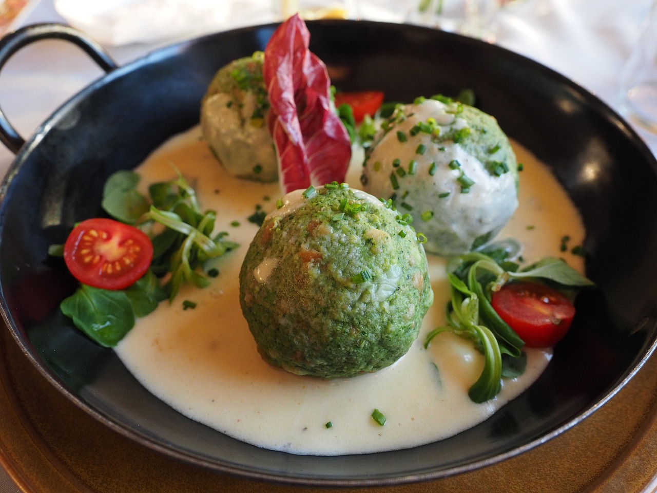 Cinque piatti tipici dell'Alto Adige, presentati in un colorato tableau gastronomico.