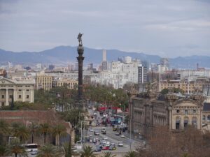 Vista del quartiere sicuro di Barcellona, con strade tranquille e ristoranti accoglienti.