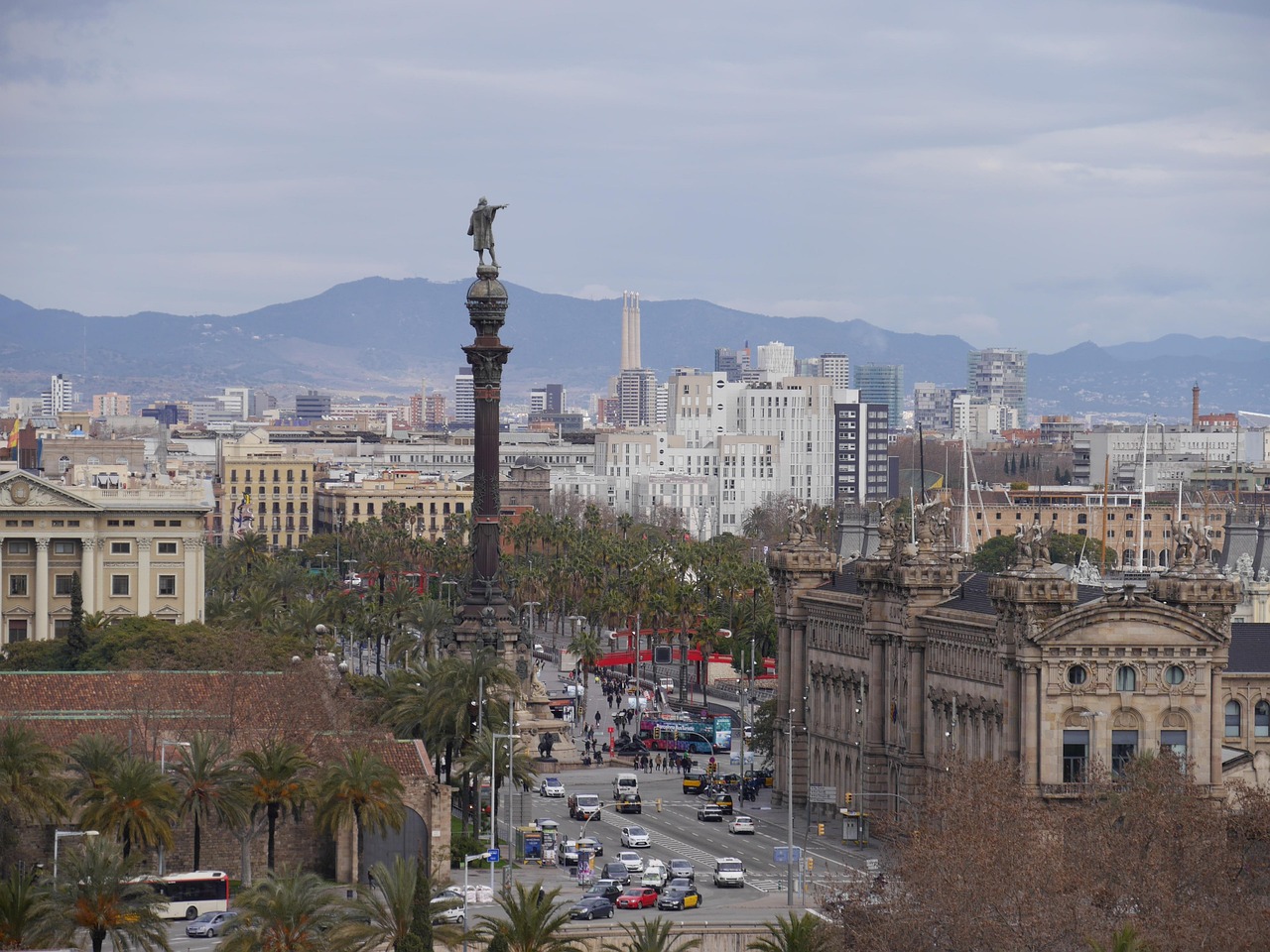 Vista del quartiere sicuro di Barcellona, con strade tranquille e ristoranti accoglienti.