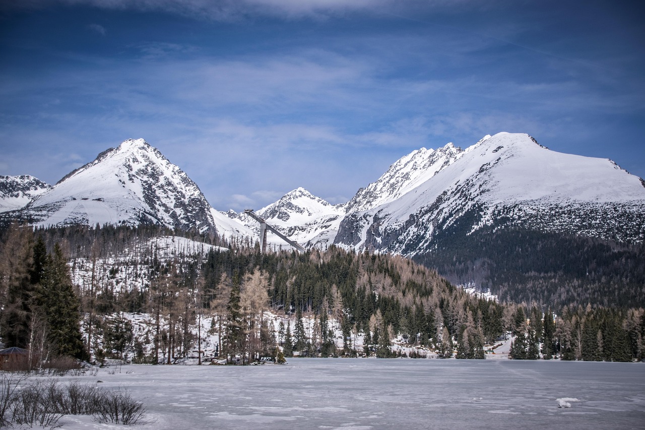 Lago di Resia ghiacciato d'inverno con il campanile sommerso visibile in lontananza.