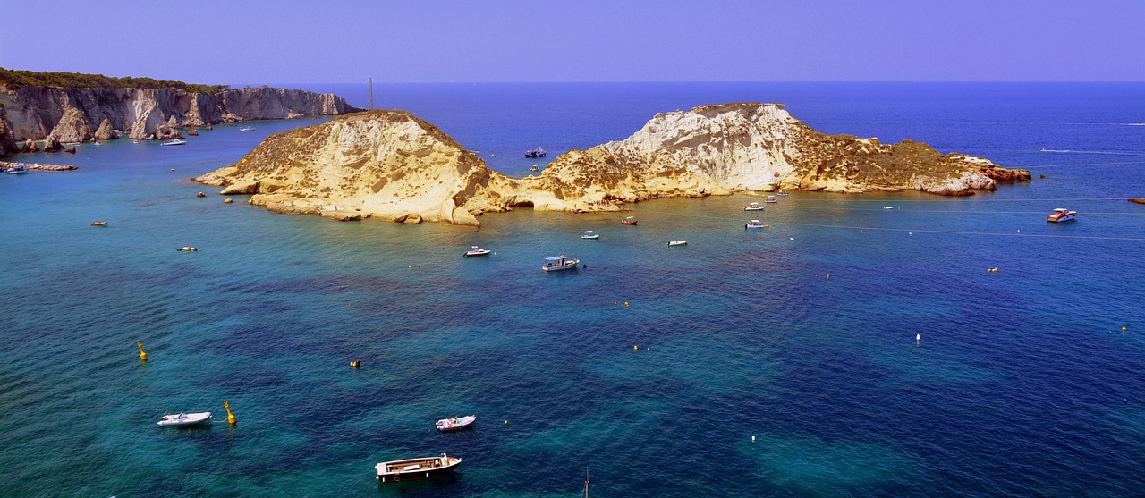 Spiaggia di Ponza con sabbia bianca e acque turchesi, simile a un paradiso tropicale.