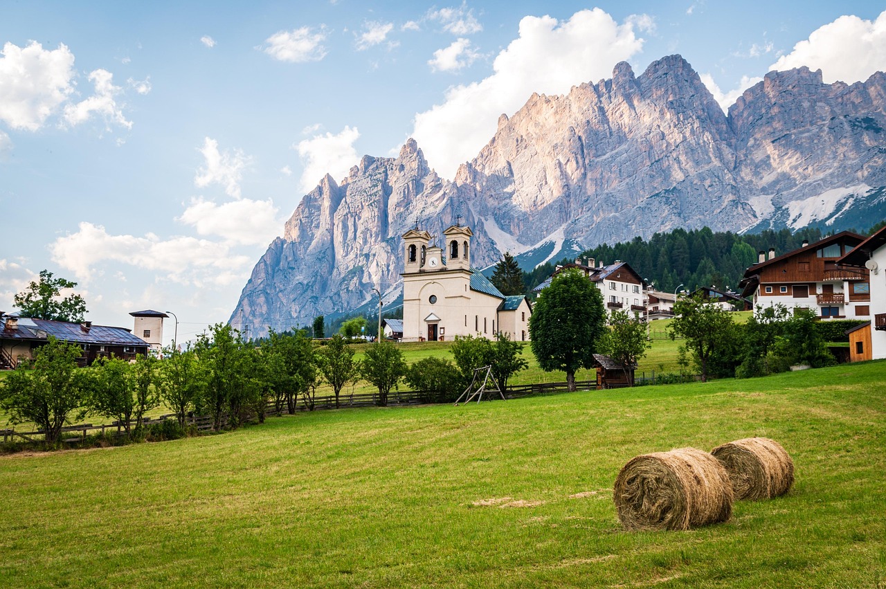 Panorama di San Candido, incantevole borgo delle Dolomiti immerso nella quiete e nella bellezza naturale.