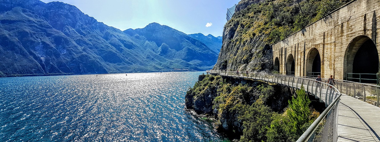Ciclabile panoramica sul lago di Garda con vista mozzafiato e natura circostante.