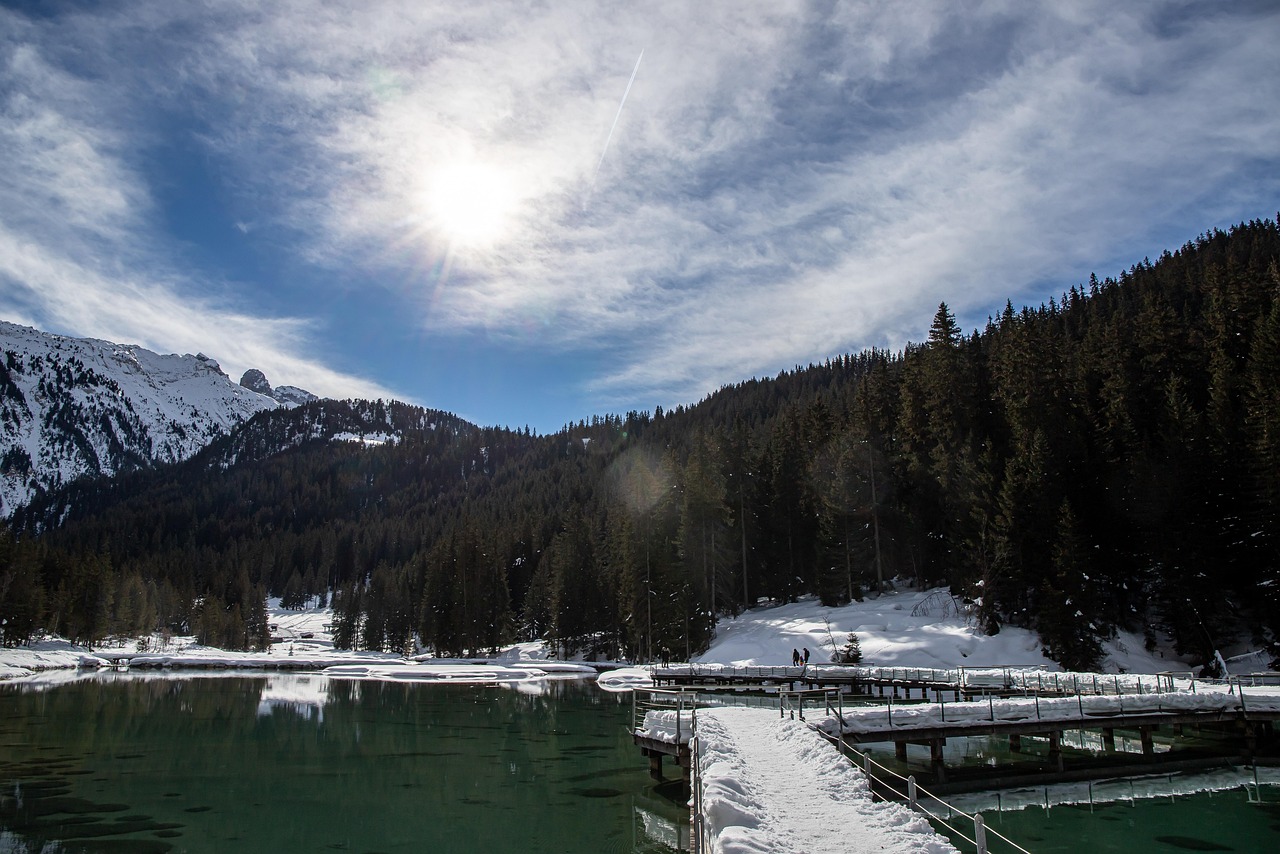 Paesaggio innevato del Sudtirolo, tranquillo e suggestivo, ideale per un weekend invernale lontano dalla folla.