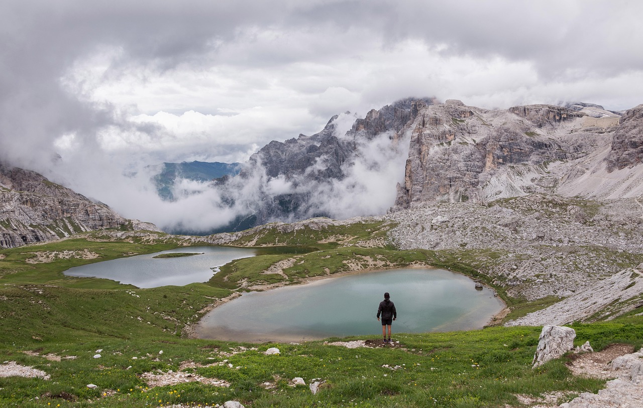 Escursionista su un sentiero panoramico con vista sulle Dolomiti in Alto Adige.