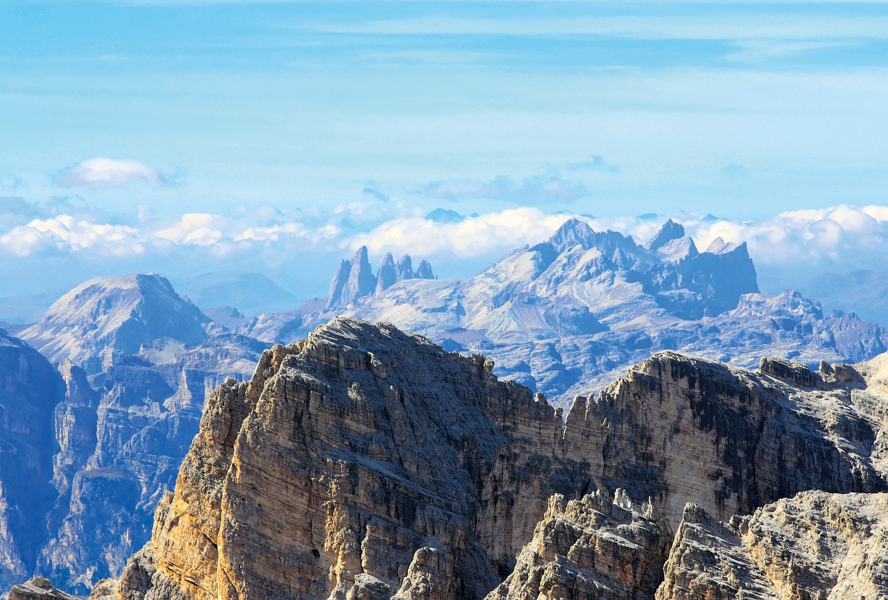Guglie di pietra delle Dolomiti Lucane che si ergono verso il cielo, paesaggio suggestivo e naturale.