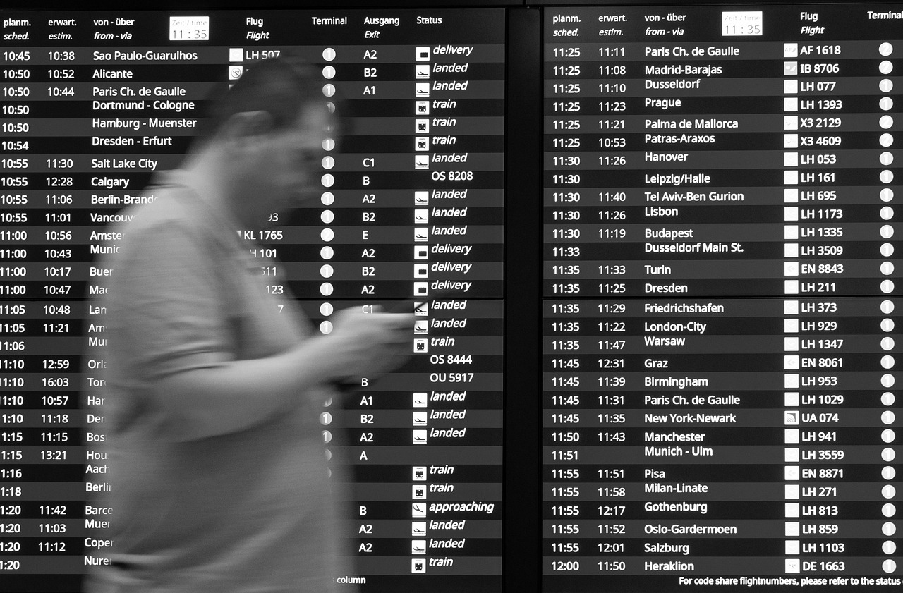 Passeggeri al check-in in aeroporto, preoccupati per possibili errori che potrebbero far perdere il volo.