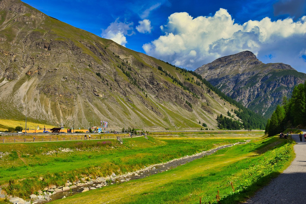Panorama delle montagne del Sudtirolo con un accogliente rifugio in primo piano.