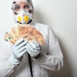 Due pacchisti sorridenti mentre conteggiano banconote, simbolo del guadagno sorprendente nel gioco "Affari tuoi".