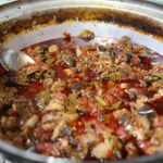 Piatto tipico servito in un ristorante del borgo, decorato con ingredienti freschi e locali.