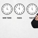 Viaggiatore esperto che si riposa in aeroporto, pronto a evitare il jet lag.