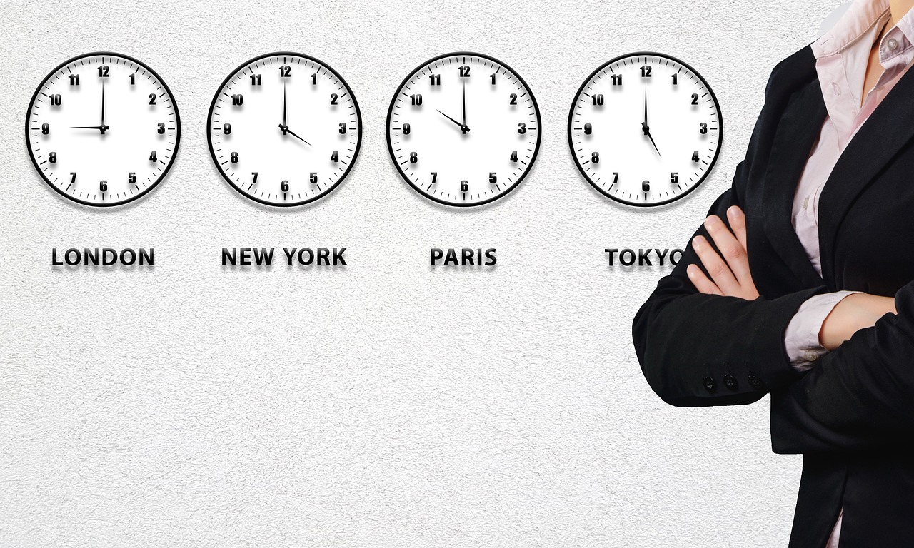 Viaggiatore esperto che si riposa in aeroporto, pronto a evitare il jet lag.