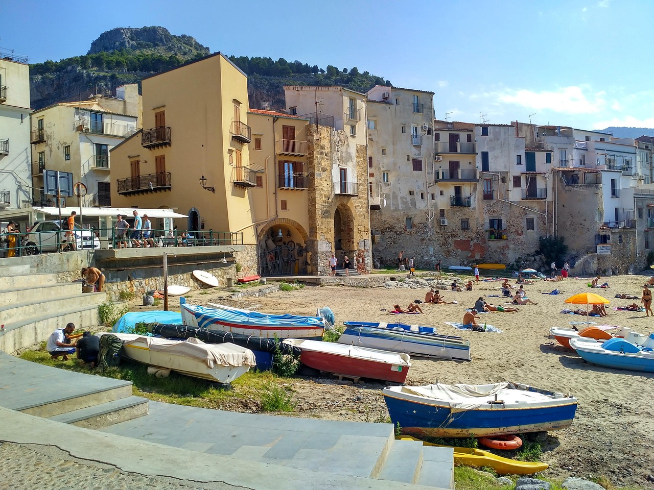 Panorama del Cilento con mare cristallino e natura incontaminata, simbolo della bellezza della località.