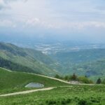Vista panoramica del rifugio antincendio di Monte Pizzoc circondato da un paesaggio estivo mozzafiato.