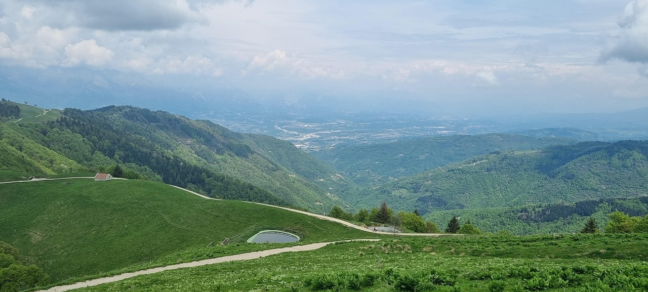 Vista panoramica del rifugio antincendio di Monte Pizzoc circondato da un paesaggio estivo mozzafiato.
