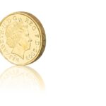 Sterline d'oro in esposizione, simbolo di investimento e collezionismo nel mercato numismatico.