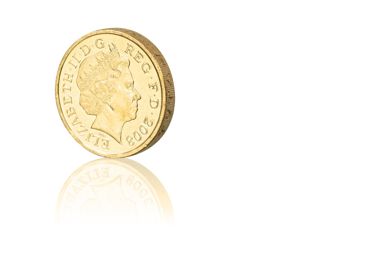 Sterline d'oro in esposizione, simbolo di investimento e collezionismo nel mercato numismatico.