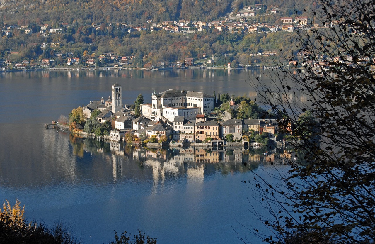 Panorama del pittoresco paese romantico in Lombardia, con stradine acciottolate e case colorate.