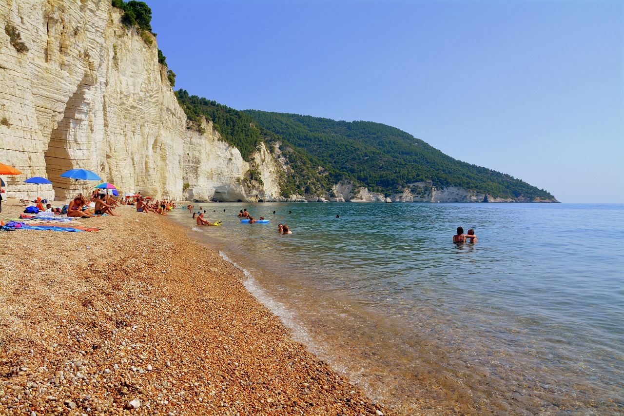 Spiaggia mozzafiato dell'Isola di San Pietro, con sabbia bianca e acque cristalline.