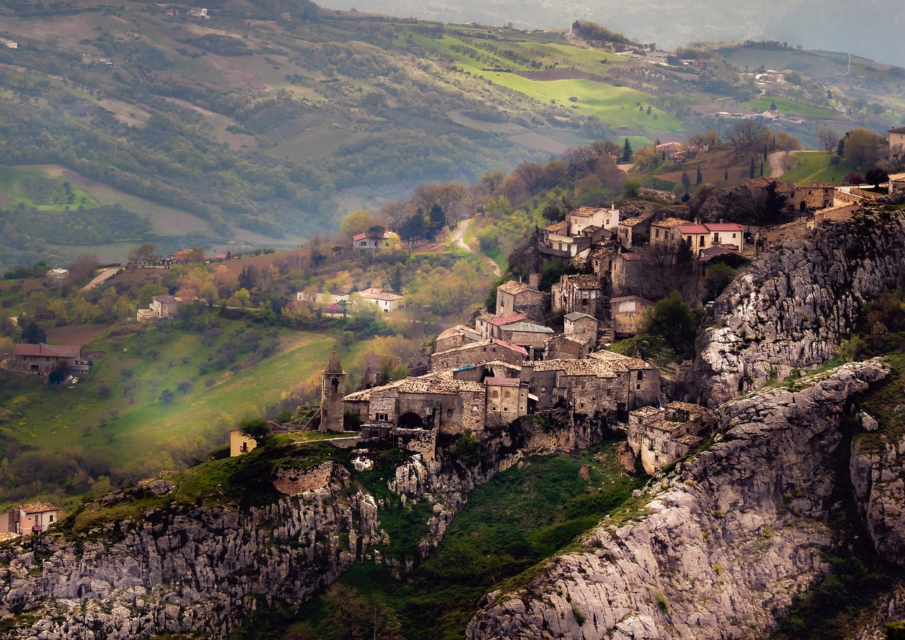 Panorama del suggestivo paese lucano con strade acciottolate e case in pietra, immerso nella tranquillità.