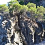 Panorama della gola di St. Anna in Liguria, con vista mozzafiato sul mare blu.