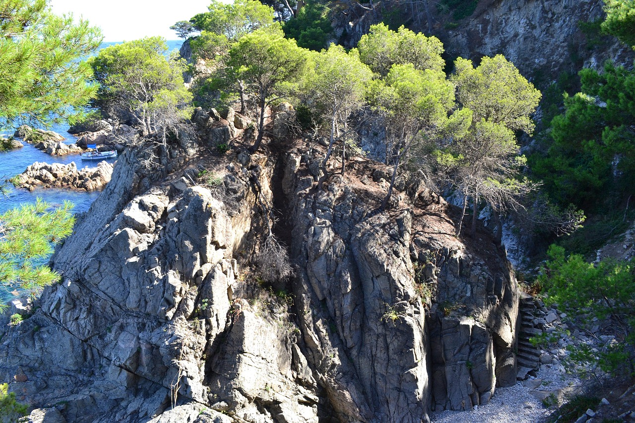 Panorama della gola di St. Anna in Liguria, con vista mozzafiato sul mare blu.