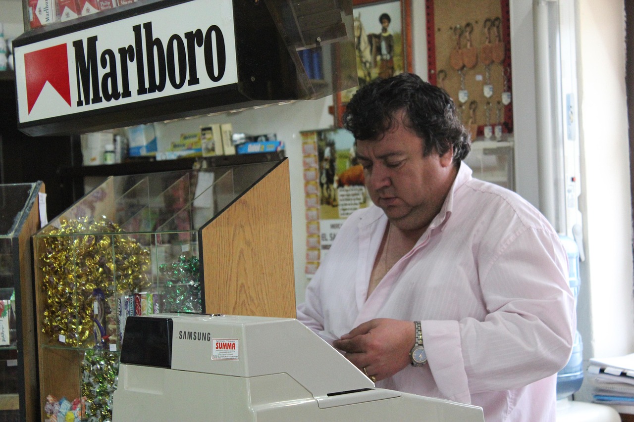 Immagine di un tabaccaio che mostra un Gratta e Vinci vincente con un sorriso soddisfatto.