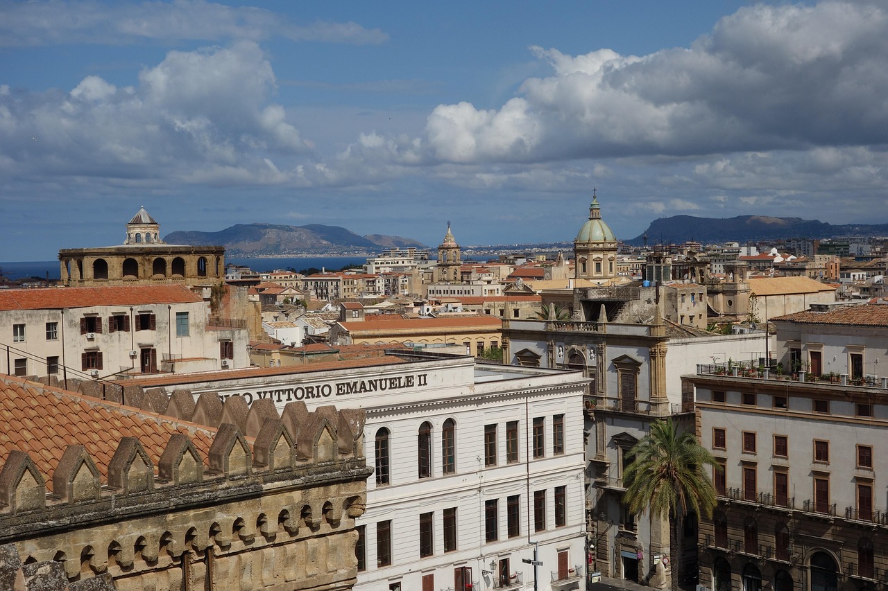 Vista panoramica di Catania, città d'arte siciliana con architettura barocca e paesaggi vulcanici.