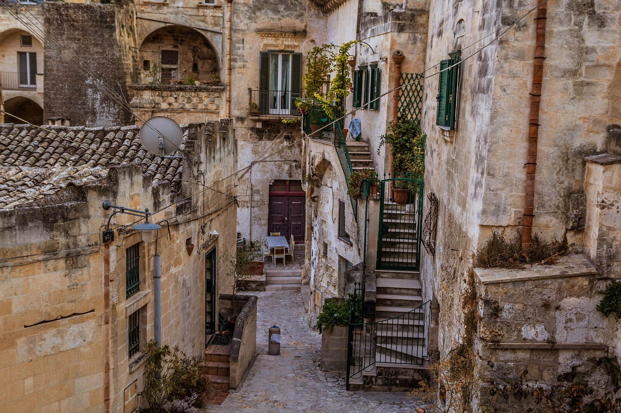 Vista panoramica del borgo segreto vicino a Lecce, con stradine pittoresche e architettura storica.