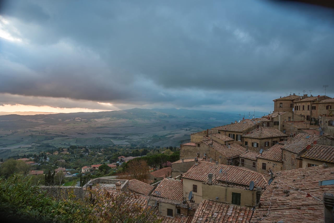 Vista panoramica di Civita di Bagnoregio al crepuscolo, con sfumature di cielo che si riflettono sulle antiche mura.