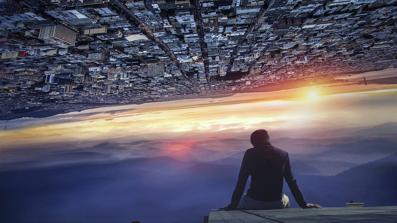 Veduta affollata della città con persone in cerca di posti disponibili.