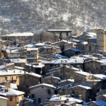 Vista panoramica del villaggio di Cogne, circondato da montagne e natura incontaminata.