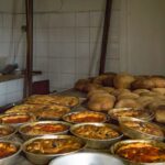 Focaccia di Altamura appena sfornata, con crosta dorata e soffice interno, servita in una panetteria di Bari.