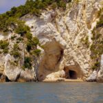 Spiaggia nascosta a Vieste, Gargano, con acque cristalline e scogliere affascinanti.