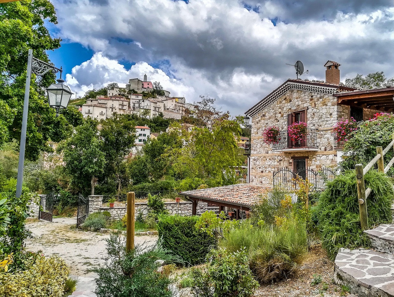 Panorama tranquillo del villaggio di Castellina in Umbria, immerso nella natura e nel silenzio.
