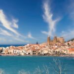 Granita siciliana servita in un caratteristico bar di Cefalù, con vista sul mare.