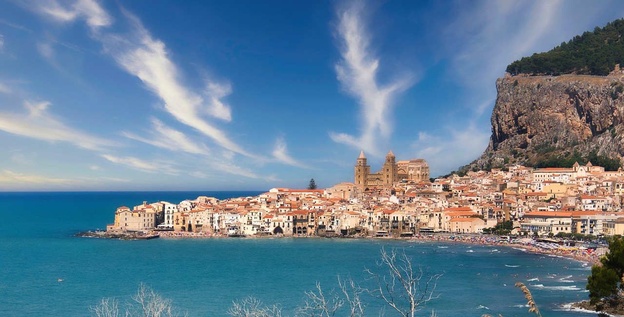 Granita siciliana servita in un caratteristico bar di Cefalù, con vista sul mare.
