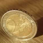 Moneta da 2 euro del Lussemburgo con doppio profilo, simbolo di valore e rarità numismatica.