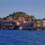 Panorama mozzafiato di un incantevole paese sardo, con case colorate e paesaggi da sogno.