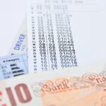 Anziano che consulta informazioni sul bollo auto e sulle esenzioni per over 70 nel 2026.