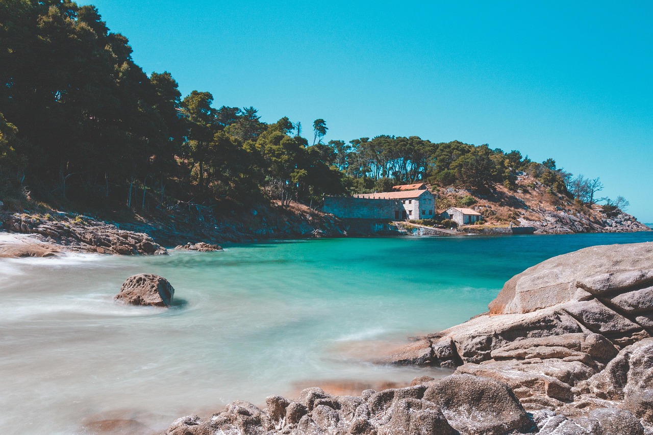 Spiaggia di sabbia fine con acque cristalline e scogliere a picco, tipica delle località costiere francesi.