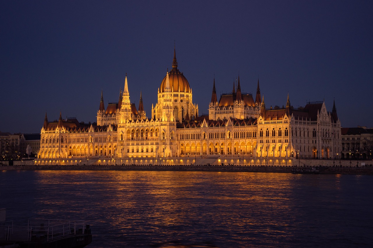 Vista panoramica di Budapest con il Danubio e il Parlamento sullo sfondo, simbolo di viaggi a basso costo.