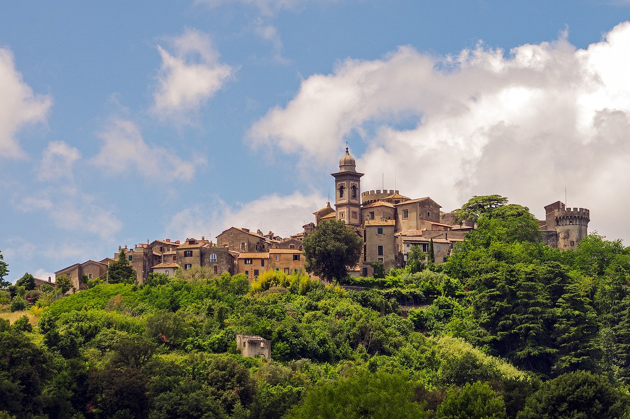 Vista panoramica del borgo pittoresco nel Lazio, con case in pietra e stradine acciottolate.