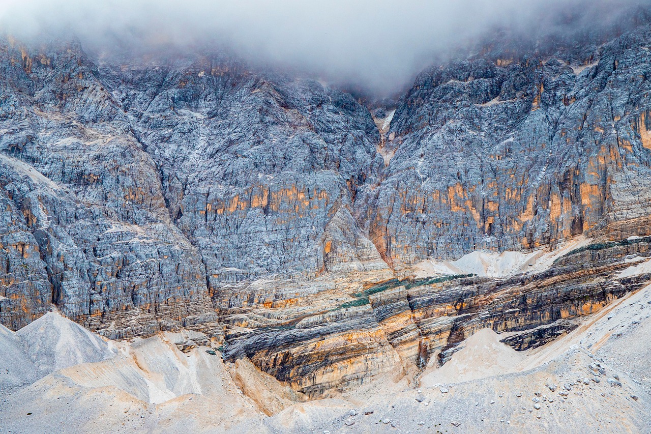Lago di Braies al tramonto, acque calme e riflessi dai colori vivaci in un paesaggio incantevole.