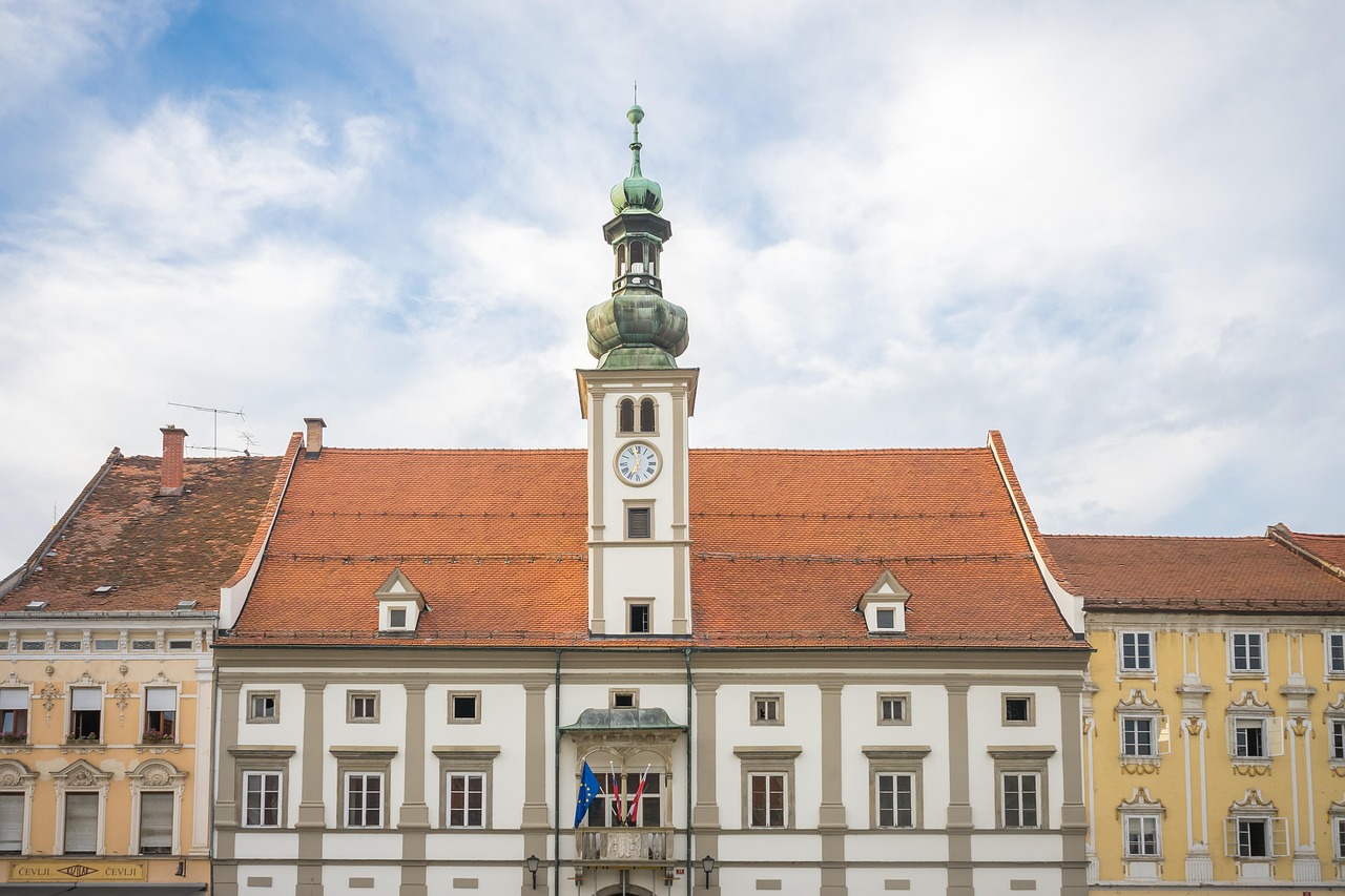 Panorama di un'incantevole località slovena poco conosciuta, con natura rigogliosa e architettura pittoresca.
